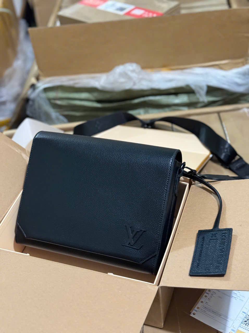 Men’s Fashion Shoulder Bag – LV Style